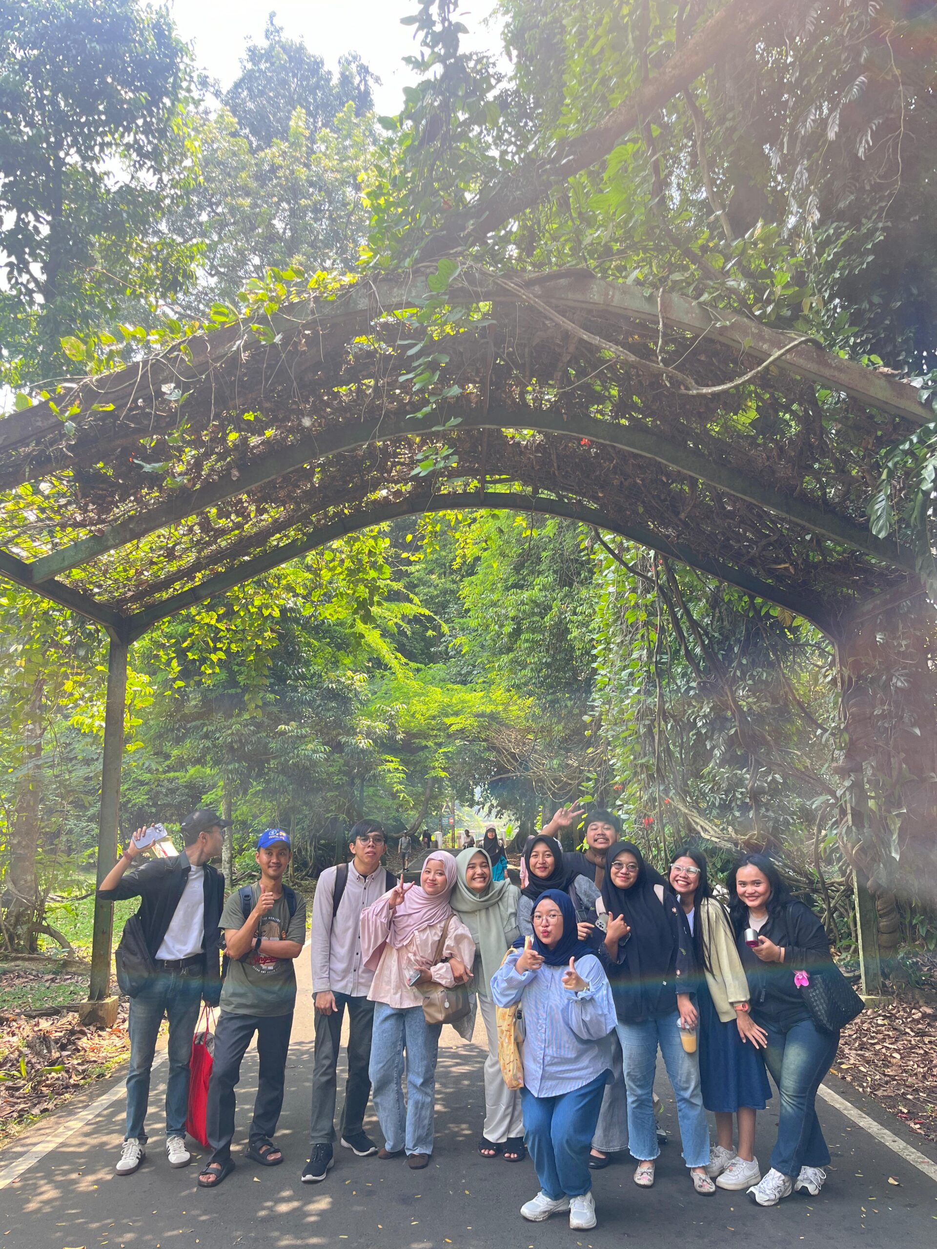 Refleksi Kebersamaan: Kegiatan Kumpul Mahasiswa Penelitian Kimia Anorganik di Kebun Raya Bogor