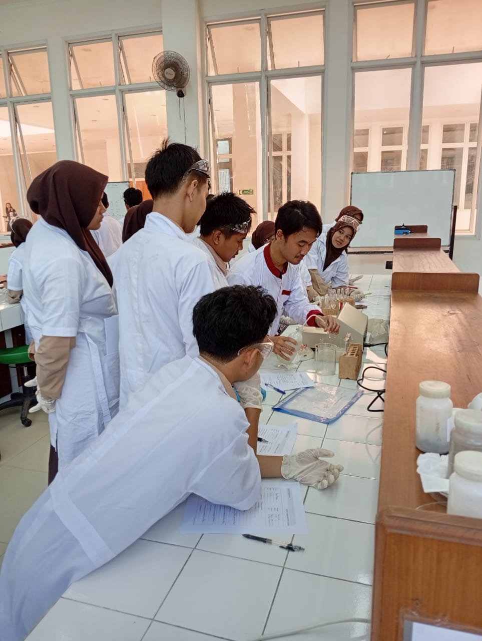 Praktikum Reaksi Kesetimbangan Kimia: Studi Pembentukan Kompleks [Fe(SCN)]³⁻ oleh Siswa Kelas XI SMA Kornita Bogor di Teaching Laboratory DPKU IPB University